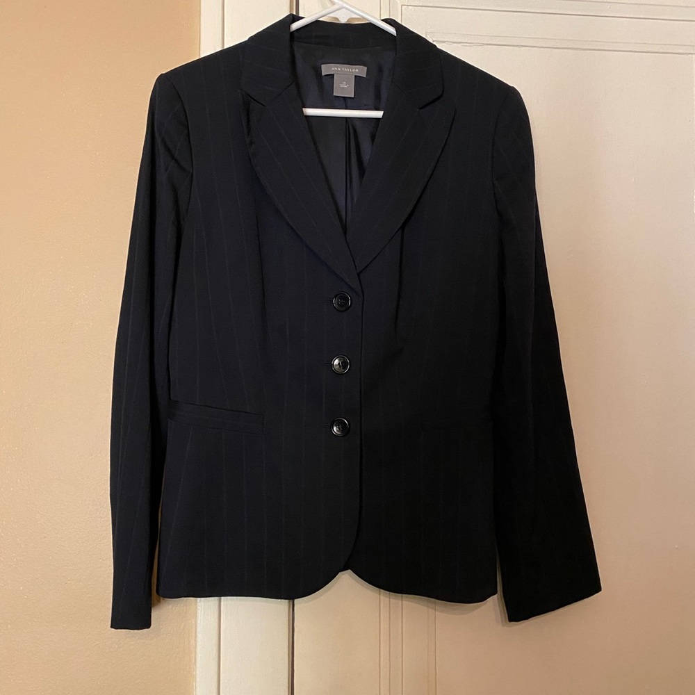 Ann Taylor Navy blue Pinstripe Blazer size 10
EUC No visible signs of wear